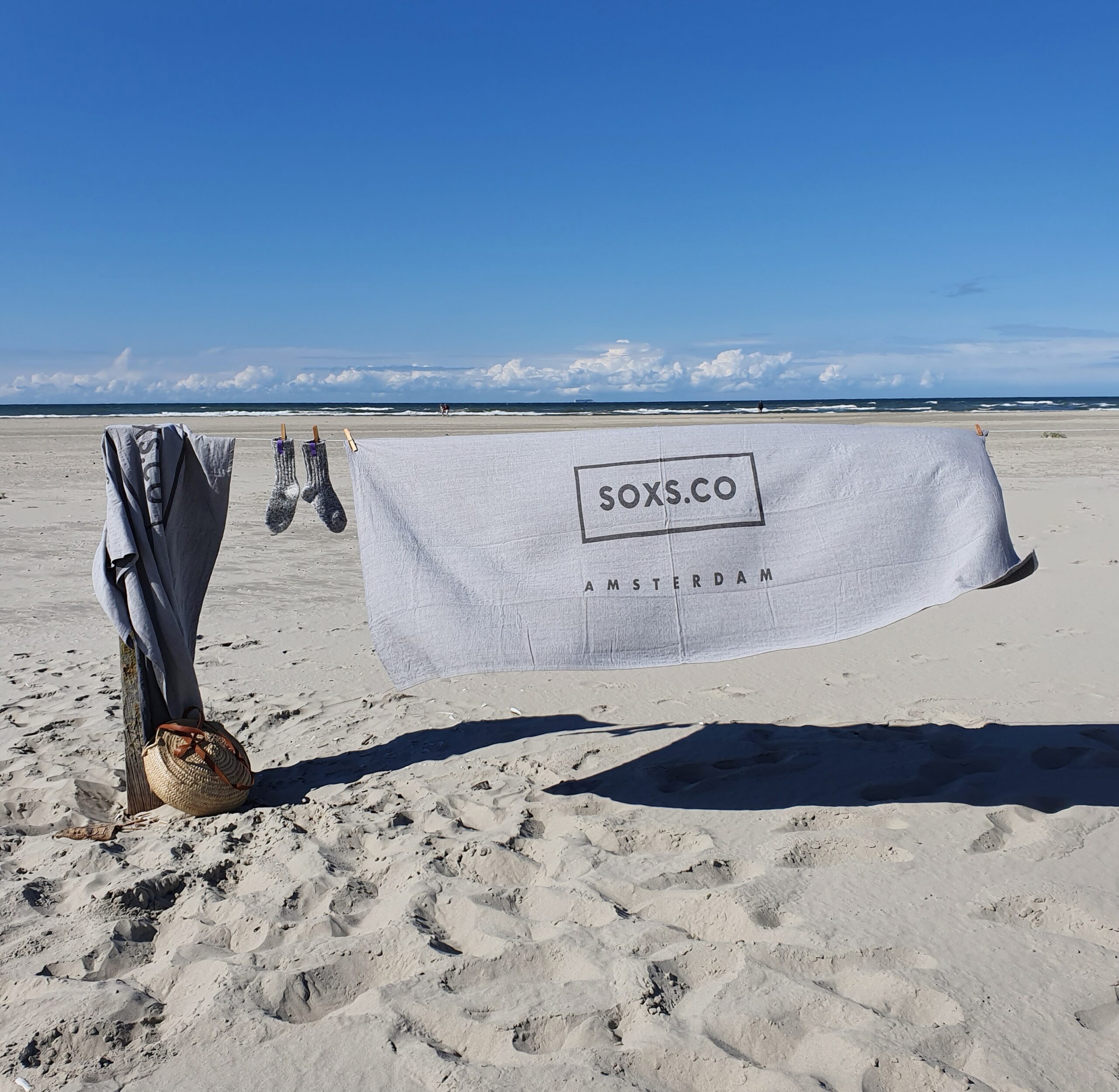 Badetuch grau XL SOXS am Strand